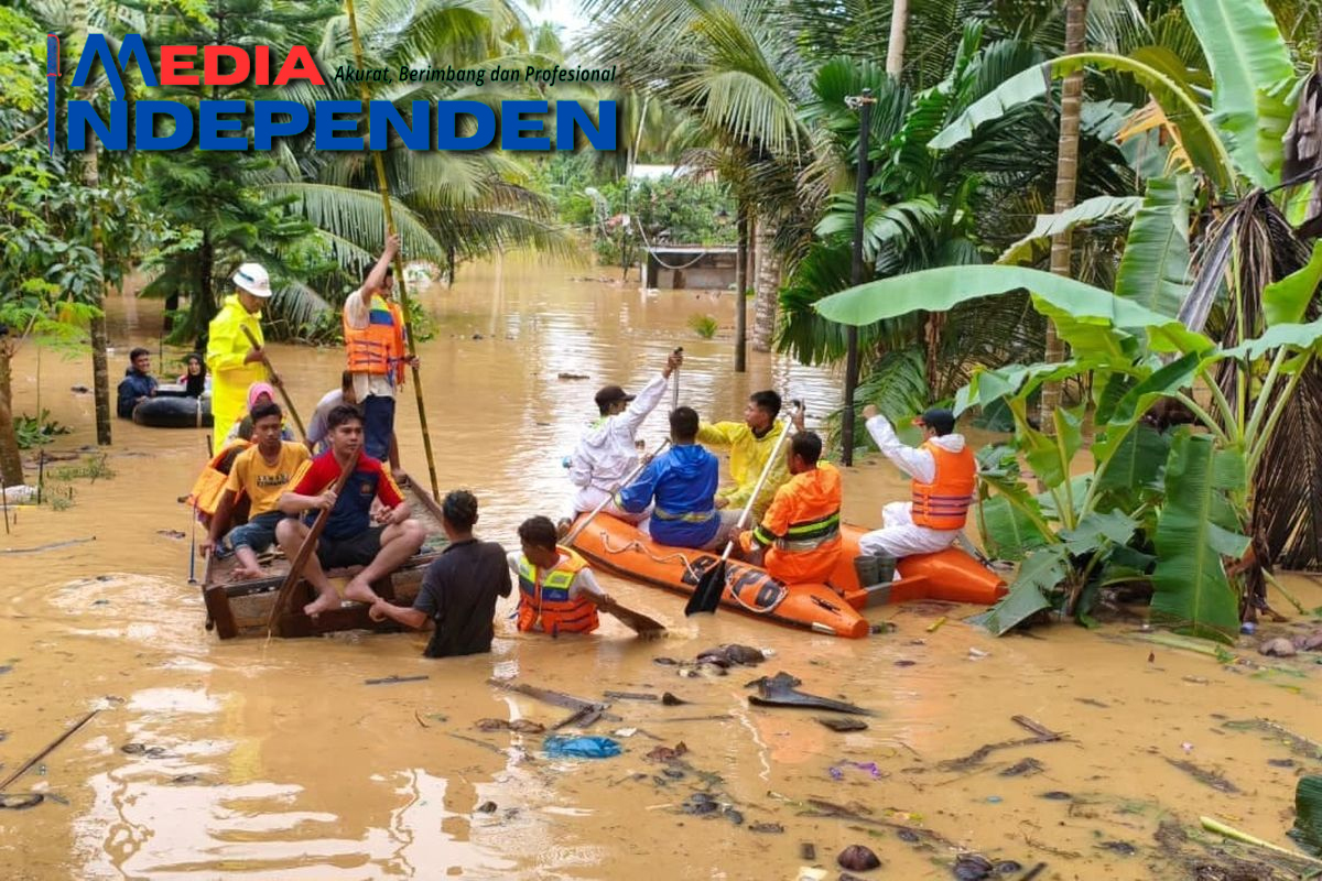 Tim penyelamat di tengah banjir